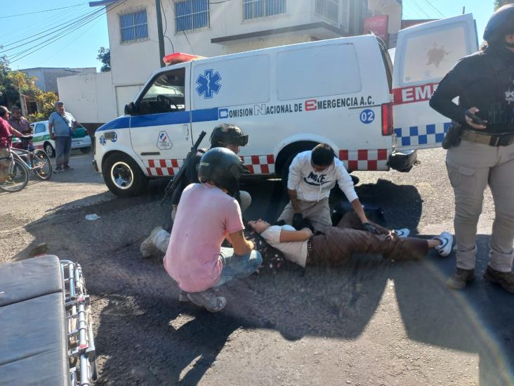 Choque en Progreso Macuiltépetl, en Xalapa, deja a joven motociclista herida