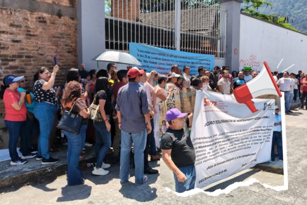 Maestros protestan en la Supervisión Escolar 23 en Río Blanco 
