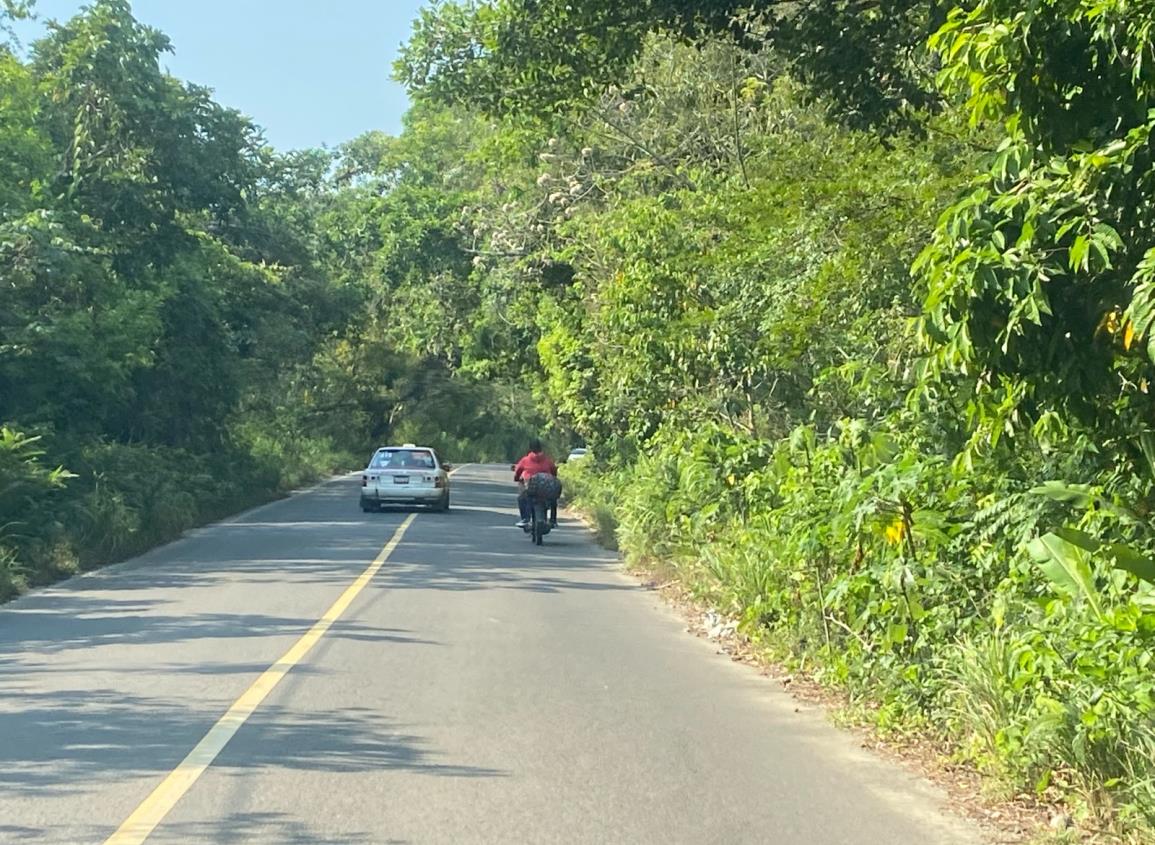 Taxistas no miden precauciones al circular en carretera Paralelo a Las Choapas