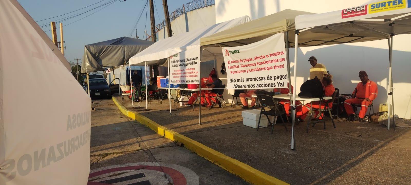 Convoca PEMEX reunión con empresarios tras seis días de plantón fuera de refinería de Minatitlán