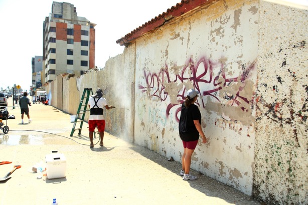Colectivo Coatza limpia zonas abandonadas del Malecón; así lo transformarán | VIDEO