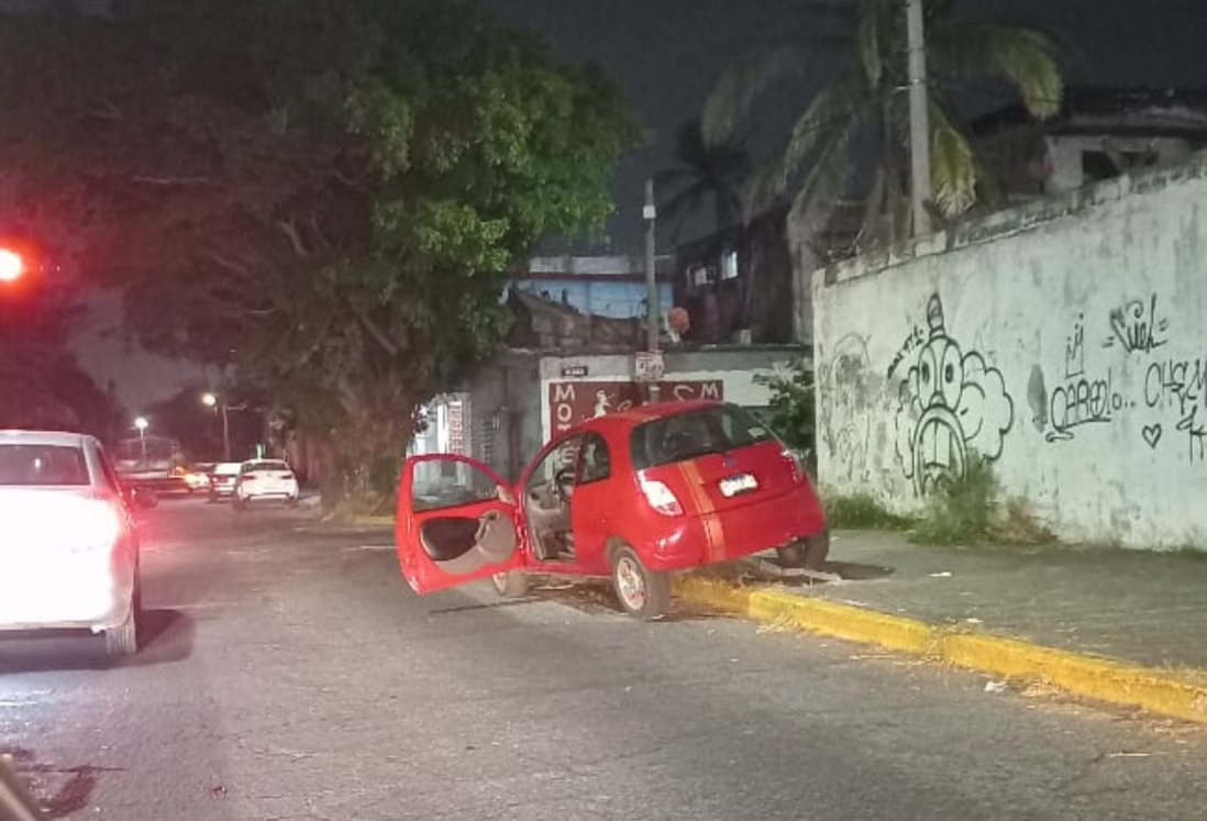Conductor choca y deja su auto abandonado arriba de la banqueta en Veracruz