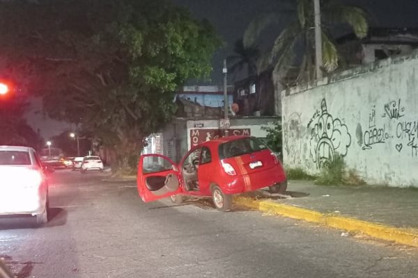 Conductor choca y deja su auto abandonado arriba de la banqueta en Veracruz