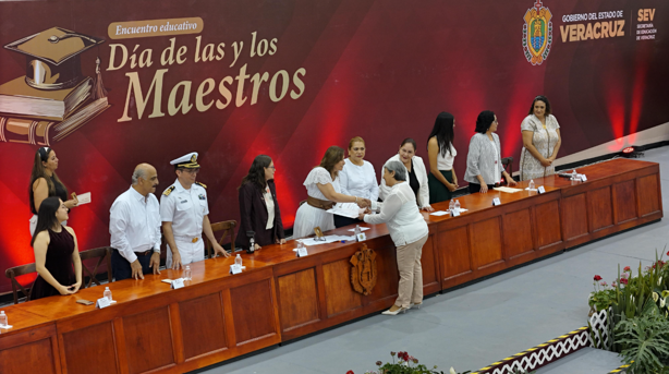 Rocío Nahle reconoce a más de 3 mil maestros de Veracruz, por años de servicio