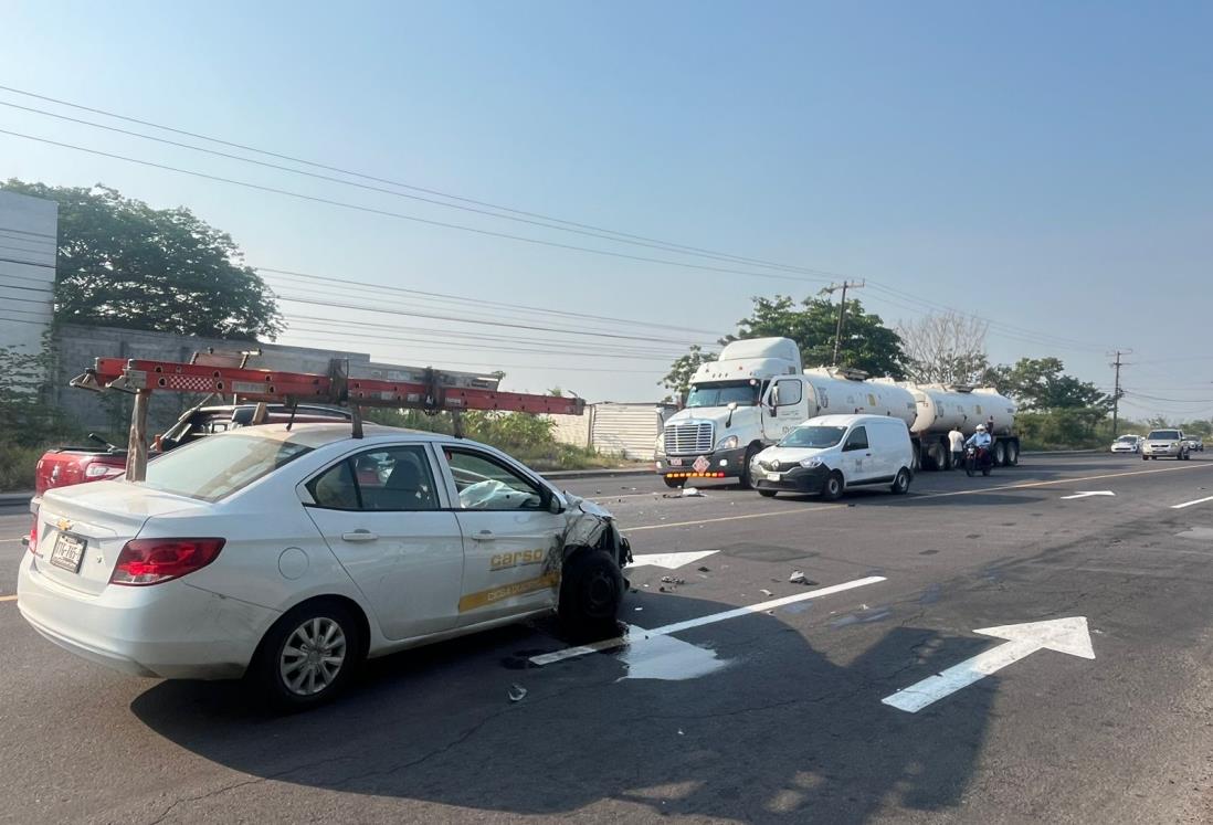 Pipa choca contra auto en la carretera Medellín de Bravo – Veracruz