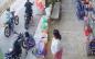 Ladrones fueron grabados por cámaras de seguridad a plena luz del día robando una moto en Cosoleacaque
