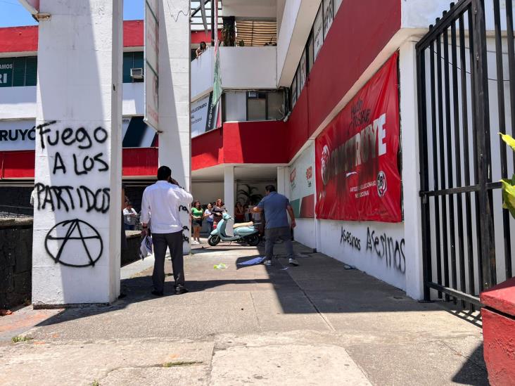 PRI acusa omisión ante desmanes de encapuchados en Xalapa