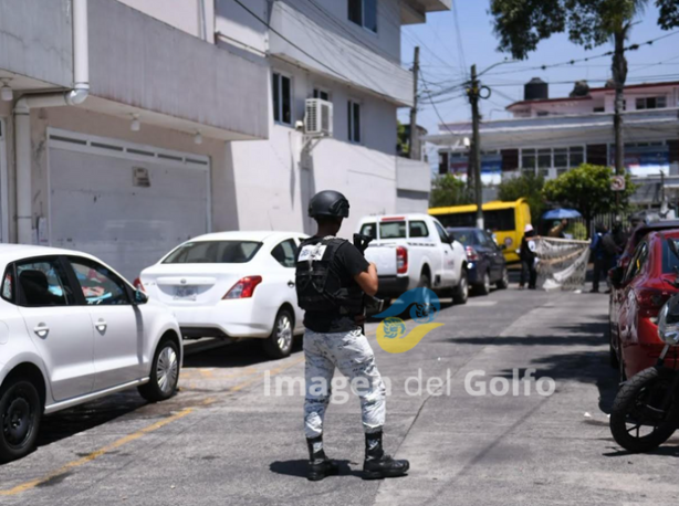 Casi se enfrentan encapuchados y Guardia Nacional tras vandalizar el INE y el PRI en Xalapa 
