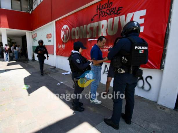 Casi se enfrentan encapuchados y Guardia Nacional tras vandalizar el INE y el PRI en Xalapa 