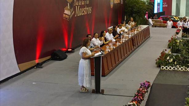 Rocío Nahle reconoce a más de 3 mil maestros de Veracruz, por años de servicio