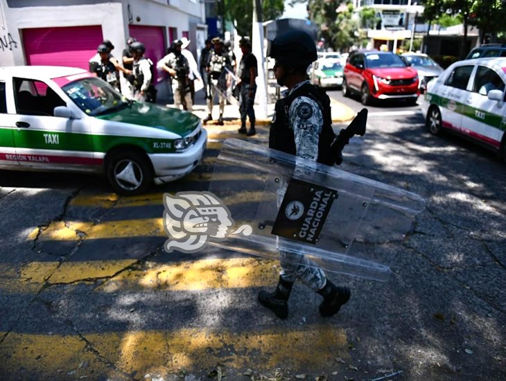 Casi se enfrentan encapuchados y Guardia Nacional tras vandalizar el INE y el PRI en Xalapa 