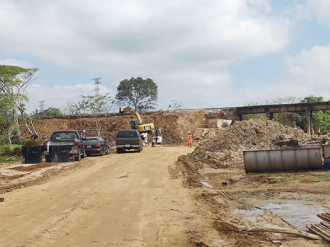 Albañiles ajustan horarios de labores ante ola de calor en Moloacán