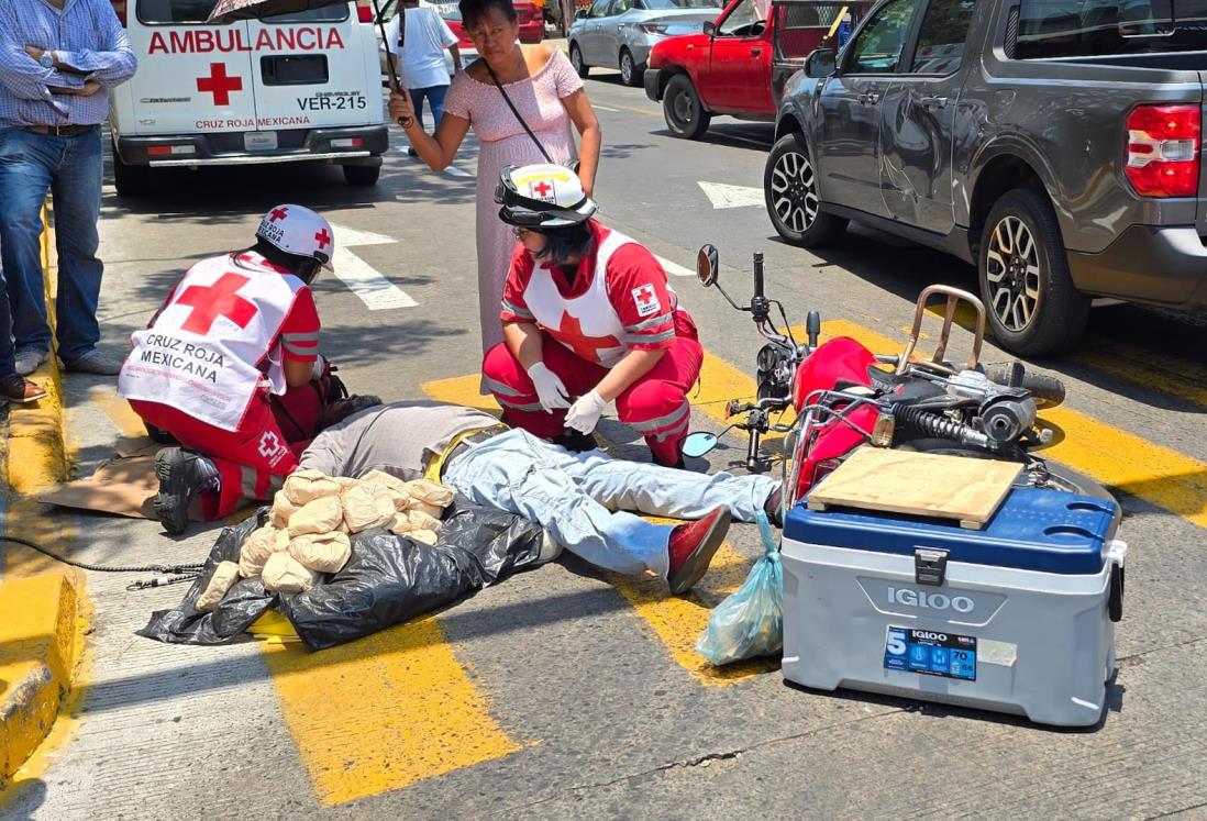 Tortillero en Veracruz termina en el suelo tras chocar con una camioneta
