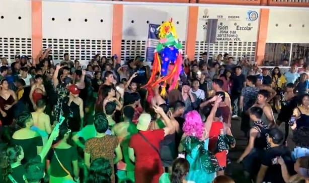 En Carnaval de Tamiahua, queman piñata que representaría a candidata del PVEM