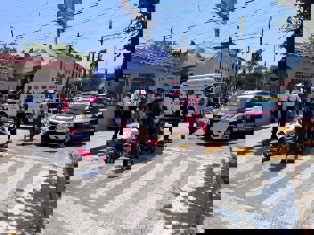 Taxista impacta a madre e hijo en moto en calles de la colonia Nueva Era