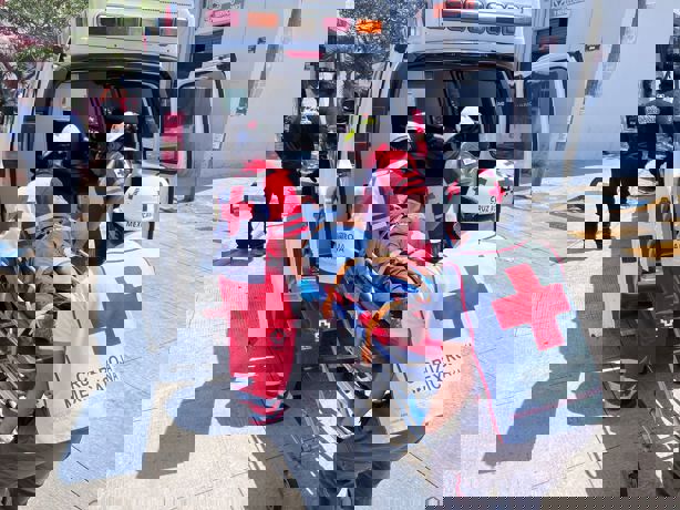 Taxista impacta a madre e hijo en moto en calles de la colonia Nueva Era
