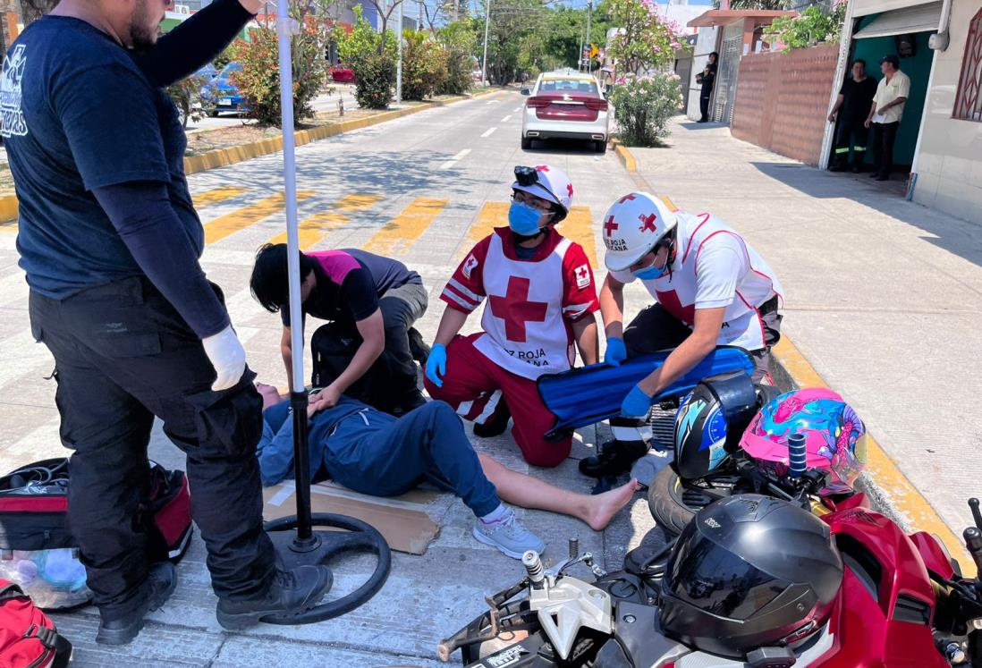 Taxista impacta a madre e hijo en moto en calles de la colonia Nueva Era