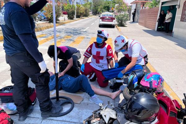 Taxista impacta a madre e hijo en moto en calles de la colonia Nueva Era