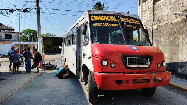 Motociclista grave tras chocar con camión urbano en la colonia Dos Caminos, Veracruz