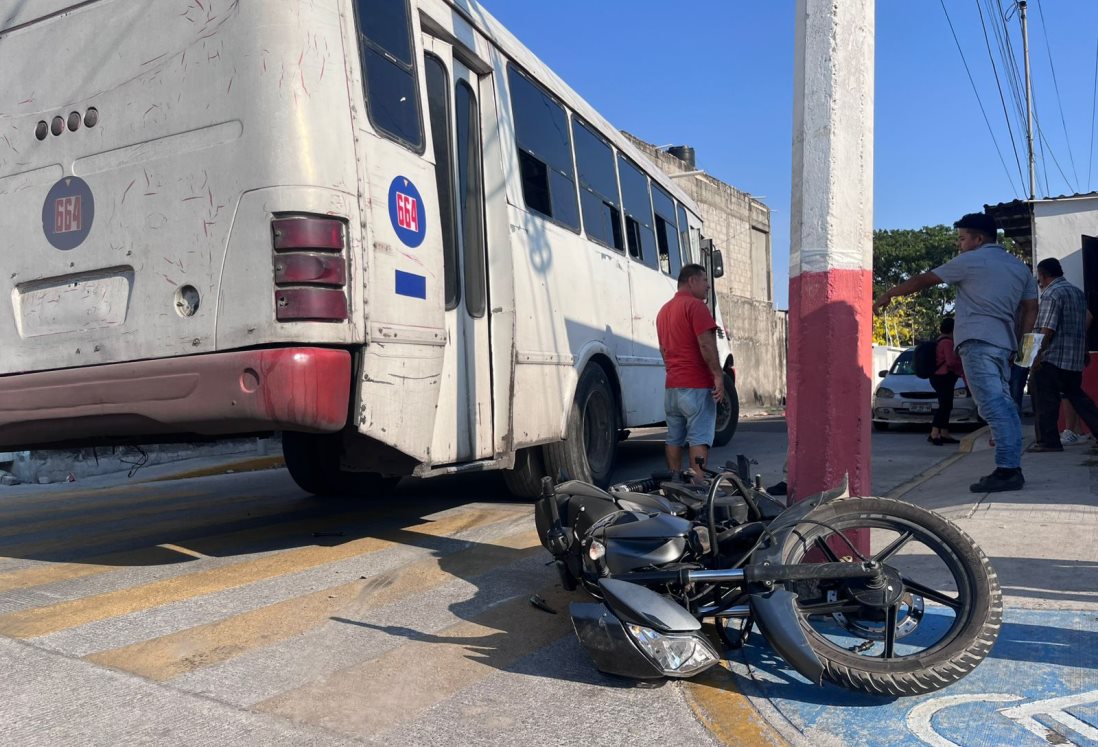 Motociclista grave tras chocar con camión urbano en la colonia Dos Caminos, Veracruz