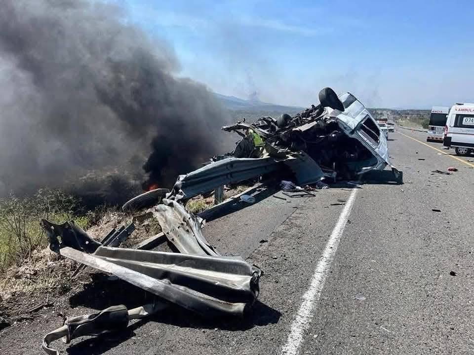 Trágico Día del Maestro: mueren 9 docentes en fatal accidente en autopista Puebla-Oaxaca