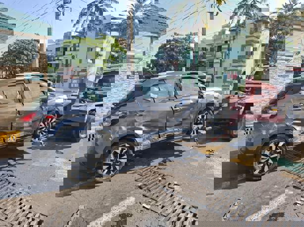 Automóvil se accidenta y vuelca  en calles del centro de Veracruz