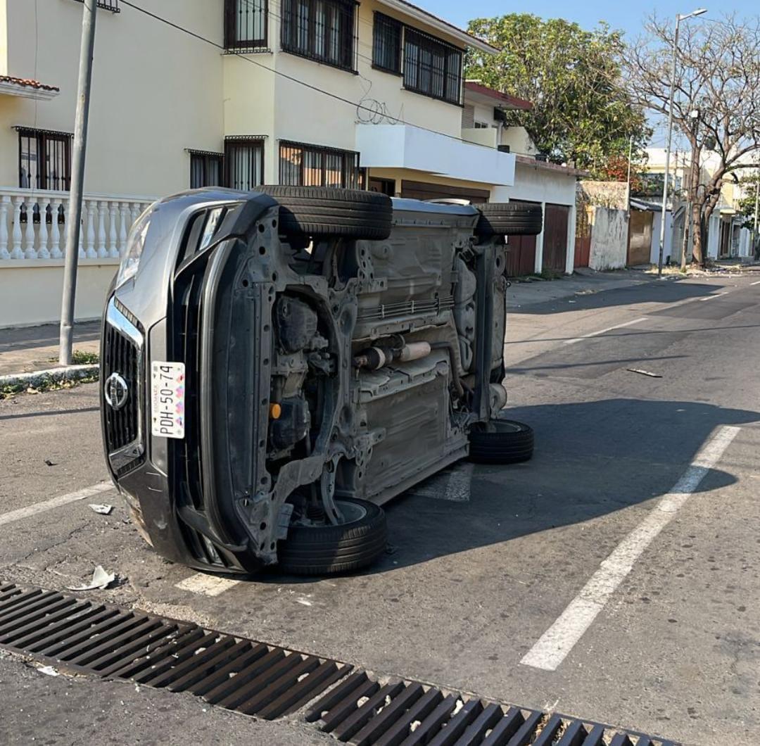 Automóvil se accidenta y vuelca  en calles del centro de Veracruz