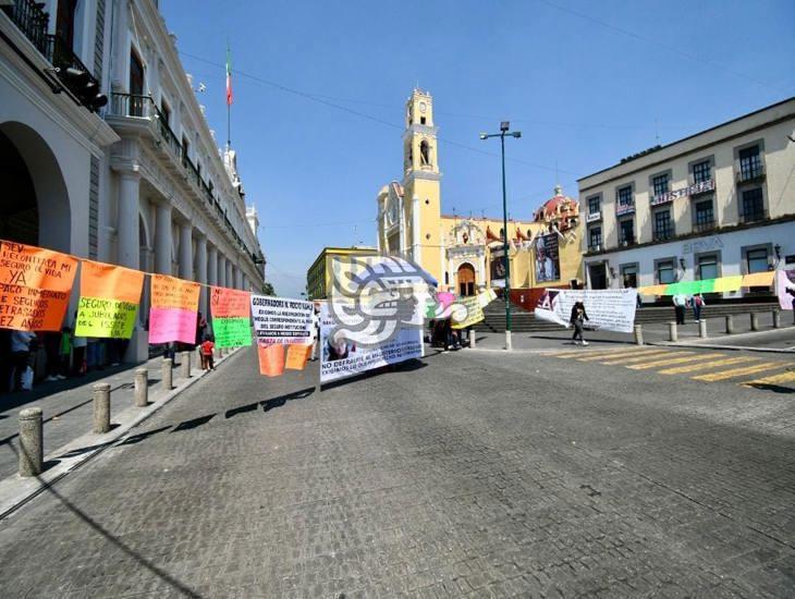 Profesores jubilados amanecen con protesta y bloqueo en Xalapa