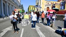 Profesores jubilados amanecen con protesta y bloqueo en Xalapa
