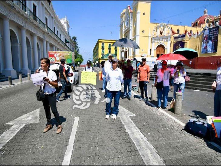 Profesores jubilados amanecen con protesta y bloqueo en Xalapa
