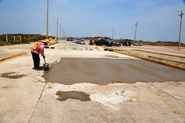 Así atendieron las lozas dañadas por ola de calor en el Malecón de Coatzacoalcos