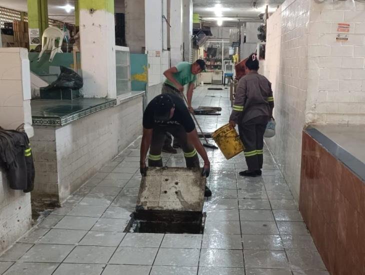 Limpian drenajes y centros de carga de aguas negras en central de abasto de Nanchital
