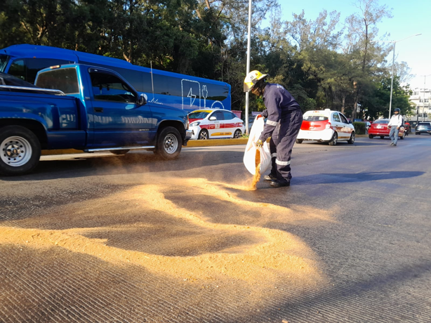 Derrame de aceite provoca múltiples accidentes cerca del Auditorio Benito Juárez en Veracruz