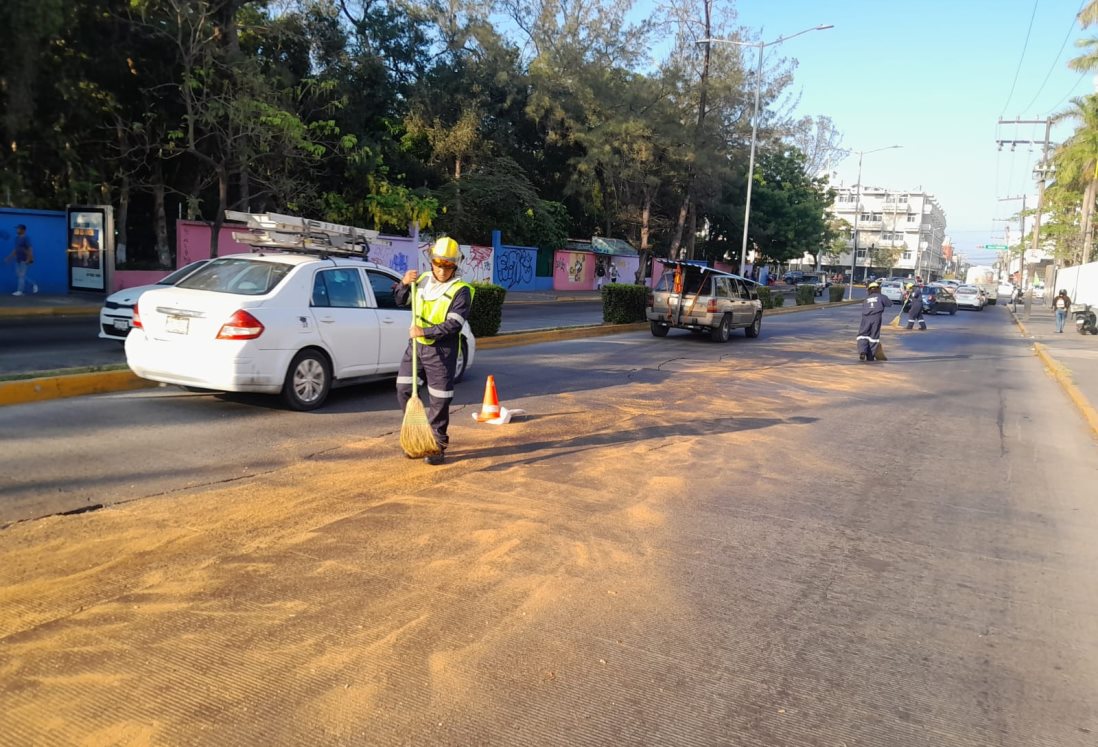 Derrame de aceite provoca múltiples accidentes cerca del Auditorio Benito Juárez en Veracruz