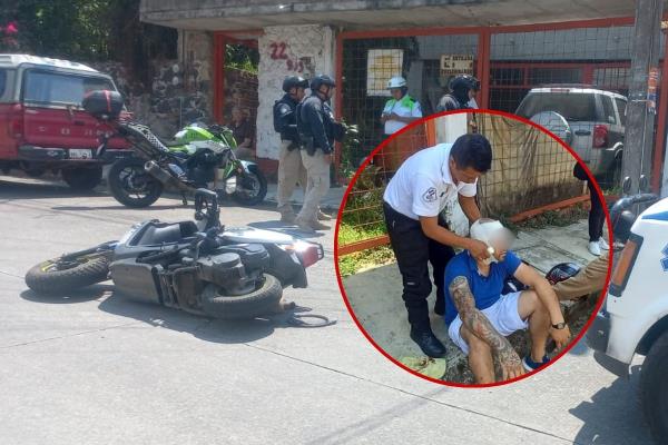 Ebrio motociclista se estampa contra auto estacionado en Xalapa
