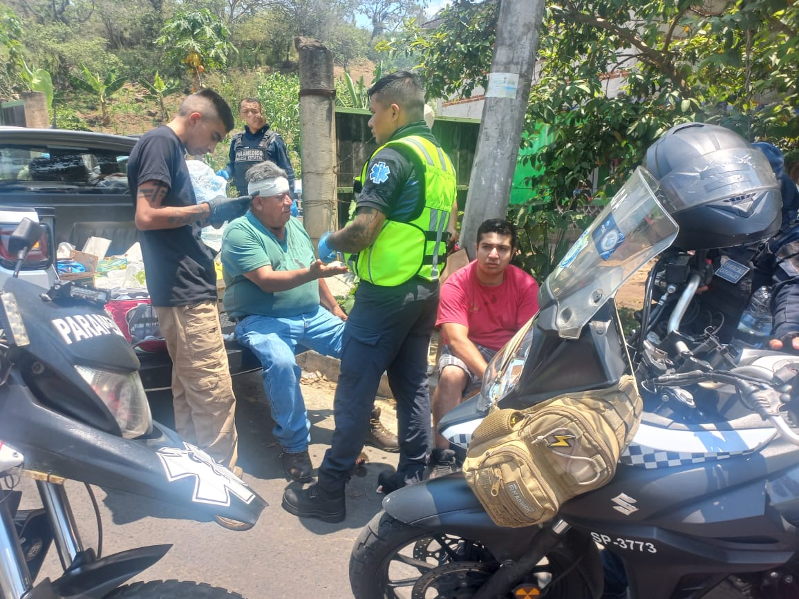 Tres heridos en choque entre taxi y auto en carretera  Xalapa- El Castillo