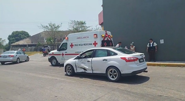 Camioneta de Cometra embiste a Ford y deja una lesionada en Martínez de la Torre