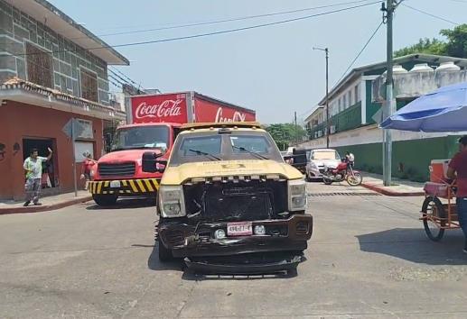 Camioneta de Cometra embiste a Ford y deja una lesionada en Martínez de la Torre