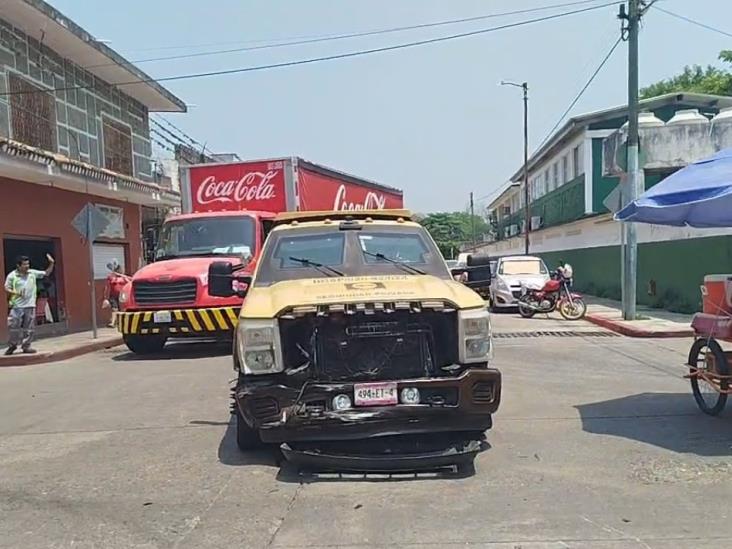 Camioneta de Cometra embiste a Ford y deja una lesionada en Martínez de la Torre