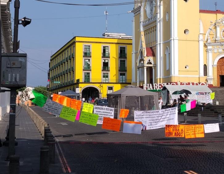 Maestros jubilados duermen en centro de Xalapa; quieren pago de seguro de vida institucional