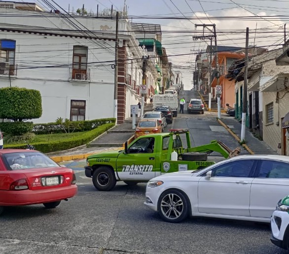Maestros jubilados duermen en centro de Xalapa; quieren pago de seguro de vida institucional