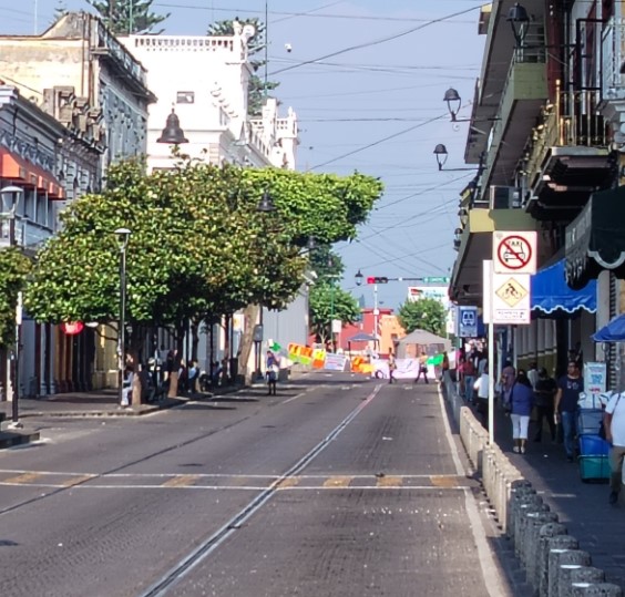 Maestros jubilados duermen en centro de Xalapa; quieren pago de seguro de vida institucional