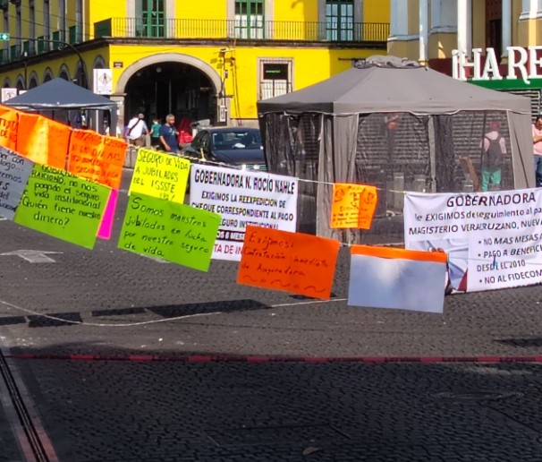 Maestros jubilados duermen en centro de Xalapa; quieren pago de seguro de vida institucional