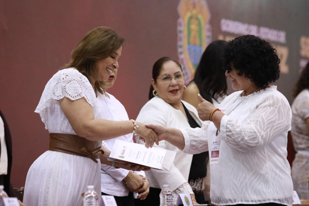 Docentes reclaman entrega de medallas en evento del Día del Maestro en Veracruz