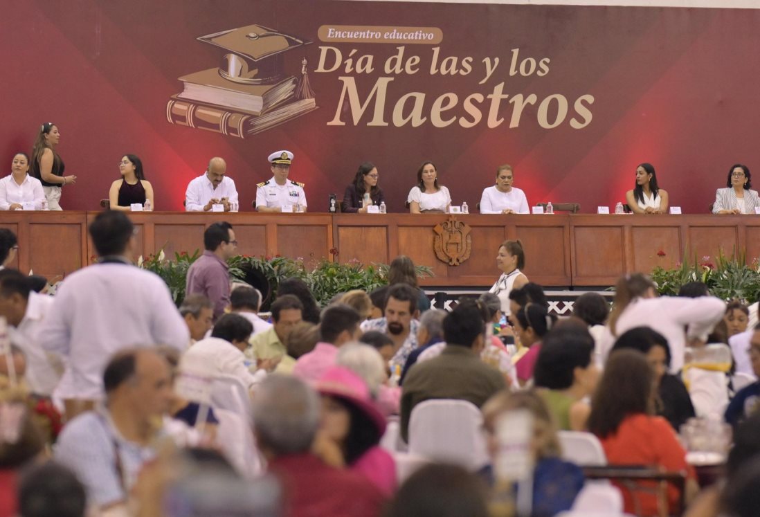 Docentes reclaman entrega de medallas en evento del Día del Maestro en Veracruz