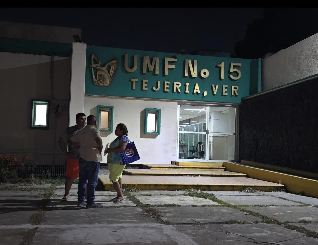 Fallece mujer en la entrada a la clínica 15 del IMSS en Tejería, Veracruz