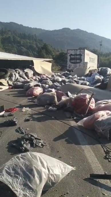 Se registra volcadura de tractocamión en la autopista Puebla-Orizaba