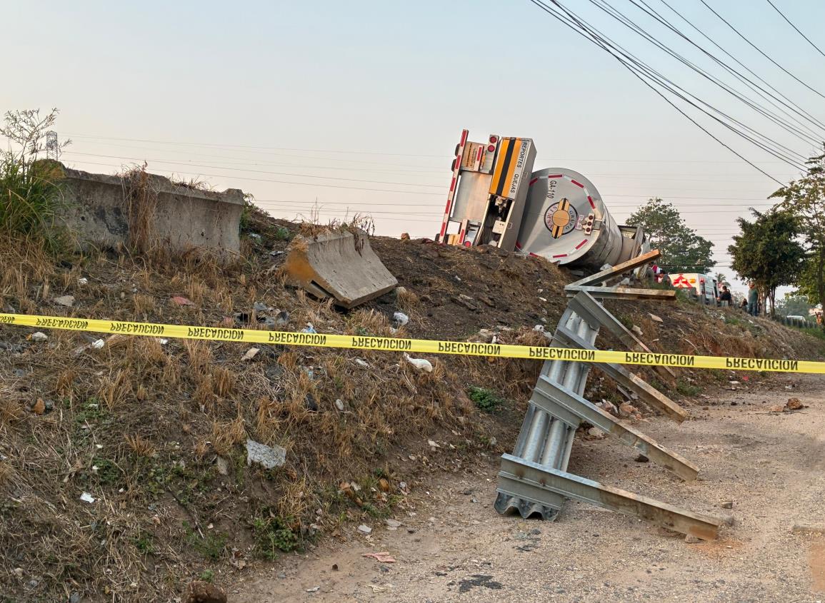 Aparatosa volcadura de tractocamión en la autopista Cosoleacaque-Nuevo Teapa