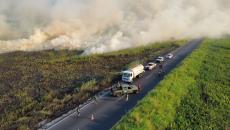 Cierran carretera Minatitlán-Coatzacoalcos Las Matas por incendio de pastizal | VIDEO