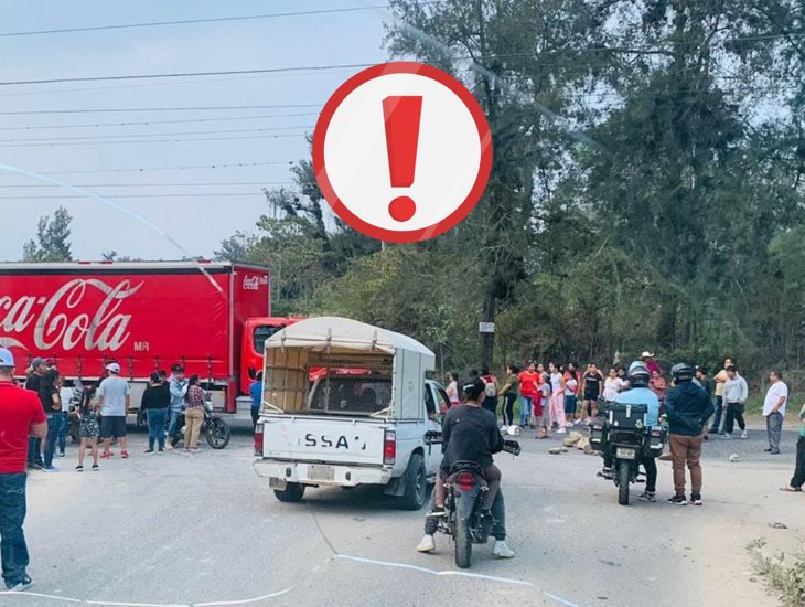 Habitantes de Coscomatepec bloquean carretera Fortín-Huatusco; por esto protestan